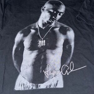 Vintage Tupac Makaveli tee 2X wearing "M" necklace and embroidered‎ autograph